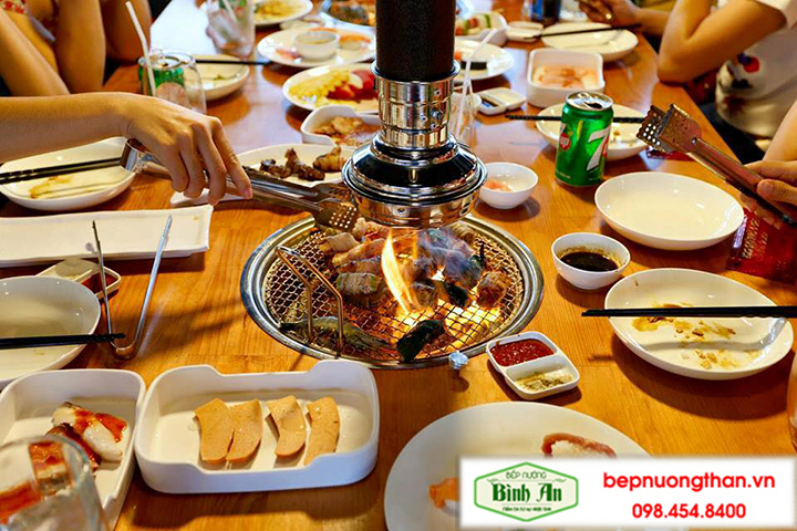 Bếp nướng than hoa âm bàn hút khói trên nhà hàng cao cấp