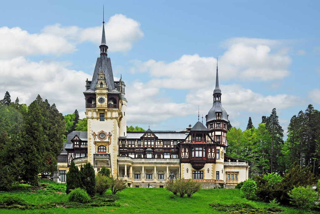 Peles Castle - Lâu đài thơ mộng chốn rừng ma