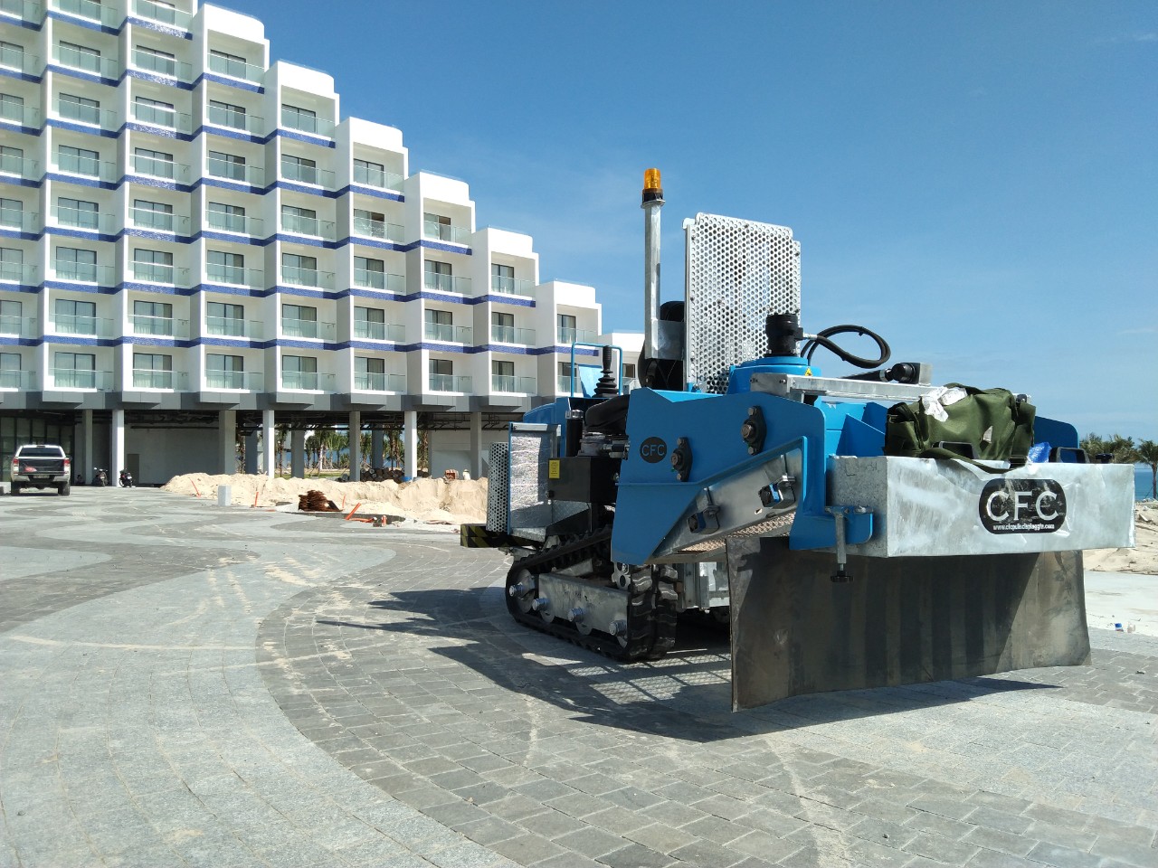 So sánh máy làm sạch bãi biển sử dụng bánh lốp và bánh xích