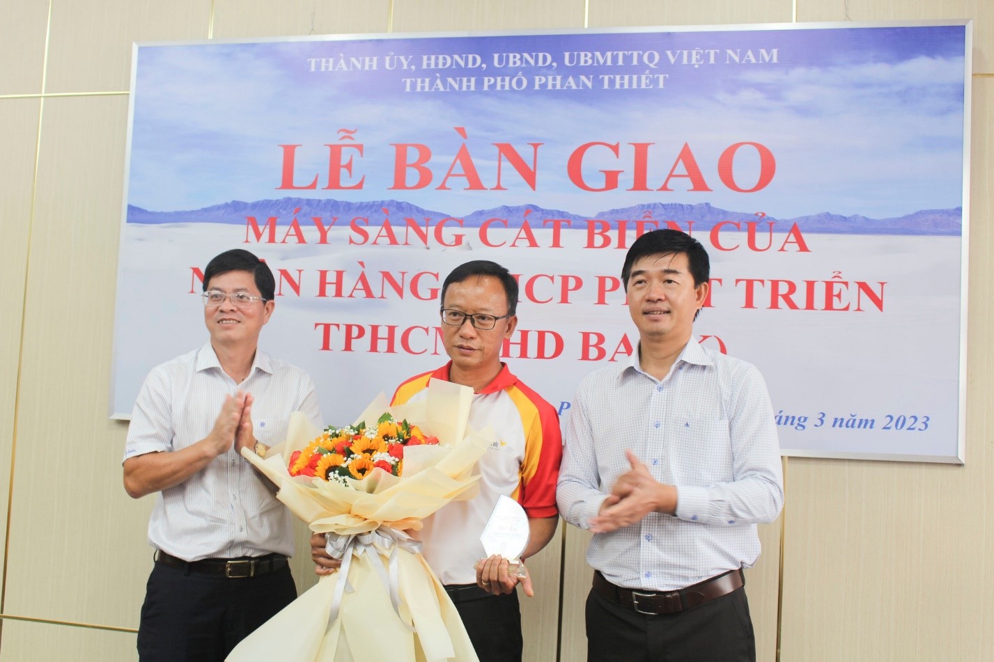 Bàn giao máy sàng cát làm sạch bãi biển TP.Phan Thiết