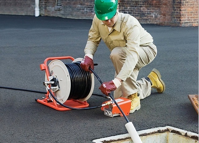 Thông cống nghẹt Quận 4 giá rẻ, bảo hành 12 tháng - Phục vụ 24/24