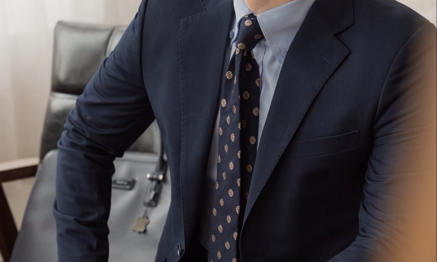 VÌ SAO BỘ SUIT ĐẦU TIÊN PHÁI MẠNH SỞ HỮU NÊN LÀ MÀU NAVY (BLUE)?