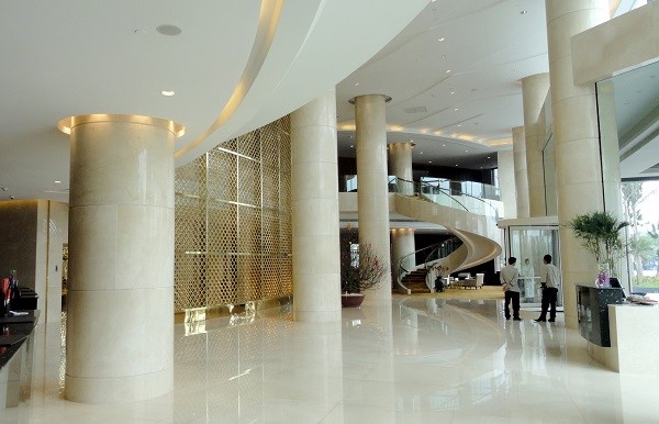 Sử dụng cột đá tự nhiên làm đẹp cho không gian