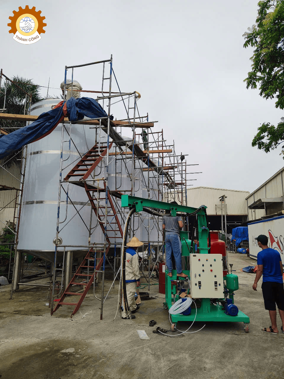 Máy Phun PU Trong Ngành Xây Dựng: Công Cụ Nâng Tầm Chất Lượng Và Hiệu Quả Dự Án