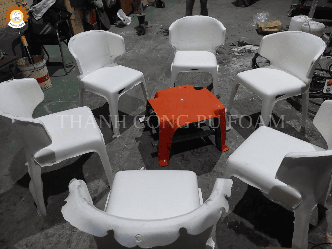 Công Nghệ Sản Xuất "Bàn Ghế" Bằng Máy Phun PU