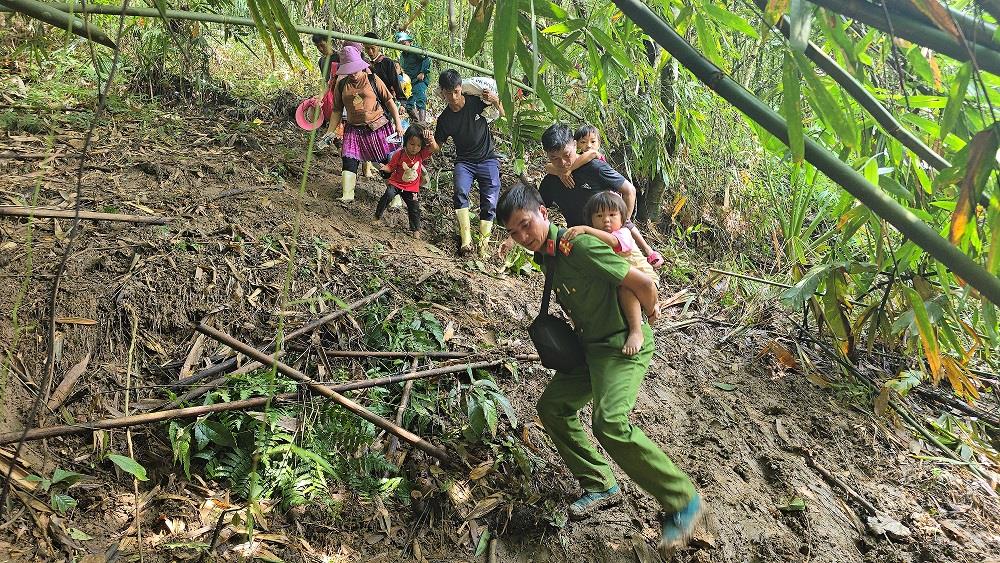 Công an Lào Cai thuyết phục, vận động 115 người dân thôn Kho Vàng xuống núi an toàn và yên tâm ở khu nhà dã chiến do Công an tỉnh xây dựng