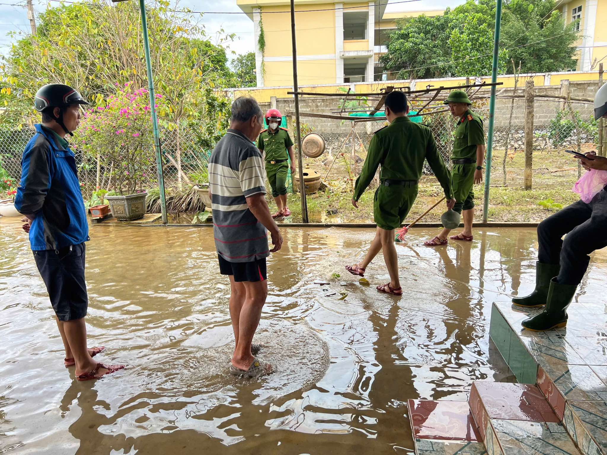 Công an huyện Lệ Thủy tích cực hỗ trợ người dân khắc phục hậu quả mưa lũ