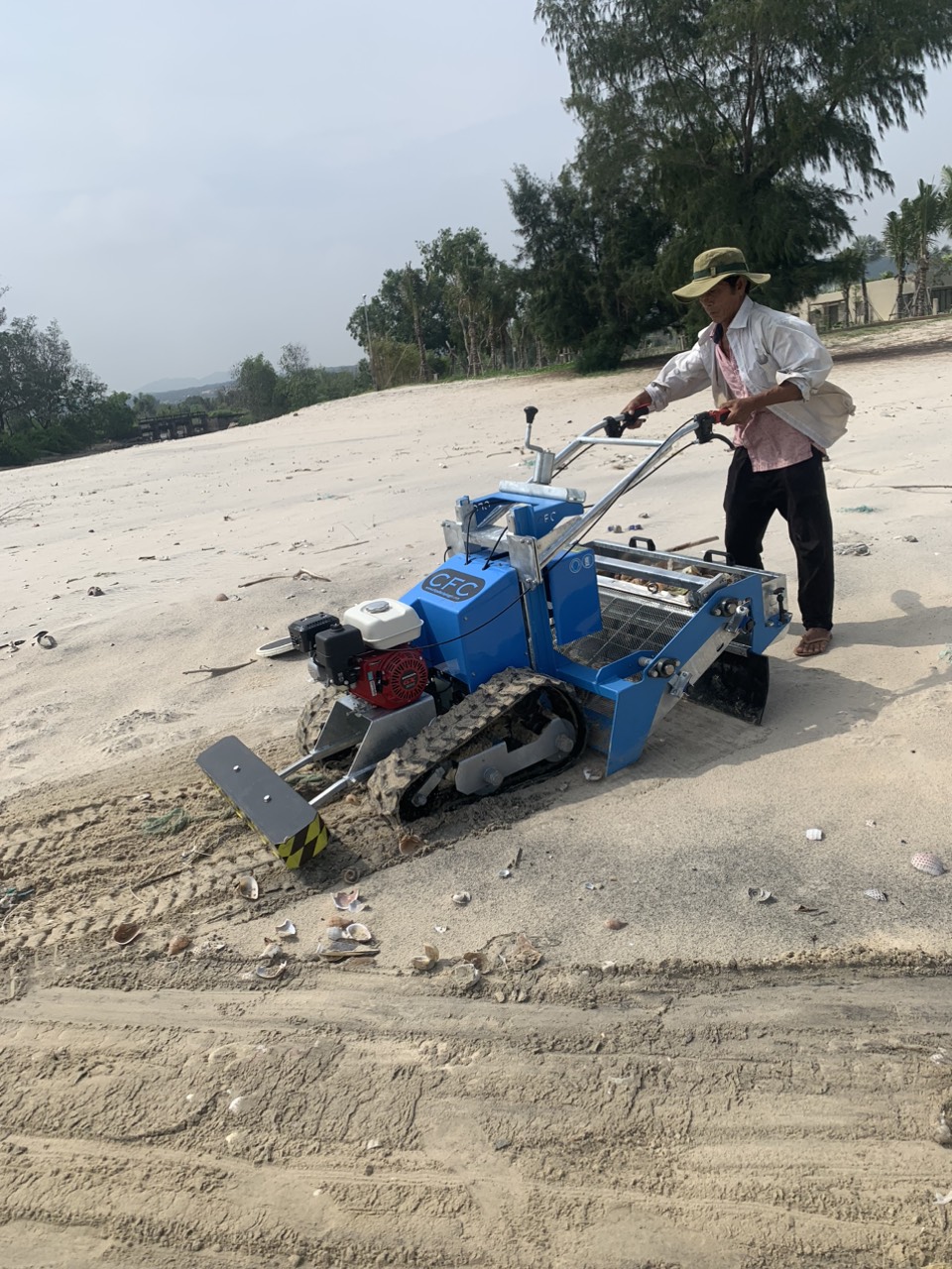 So sánh máy sàng cát Baby Tapiro 100 và máy sàng cát tự hành của Trung Quốc