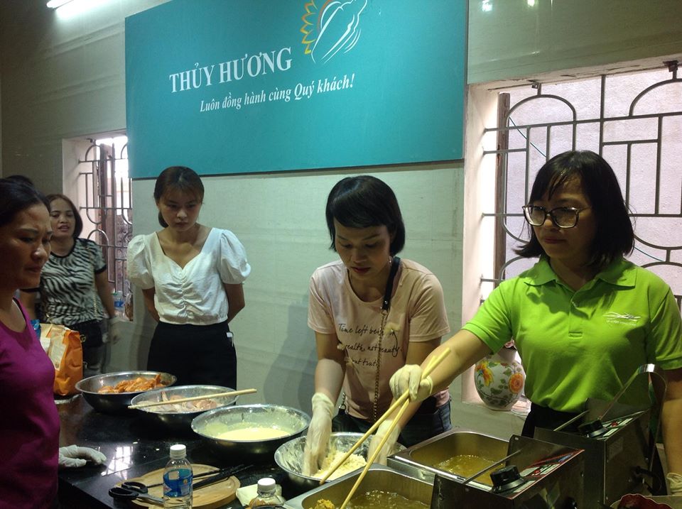 Lớp học làm món gà rán KFC  tại Nguyên Liệu Thủy Hương
