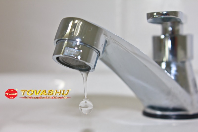 Vòi tắm đã khoá nhưng vẫn chảy nước thì phải làm sao?