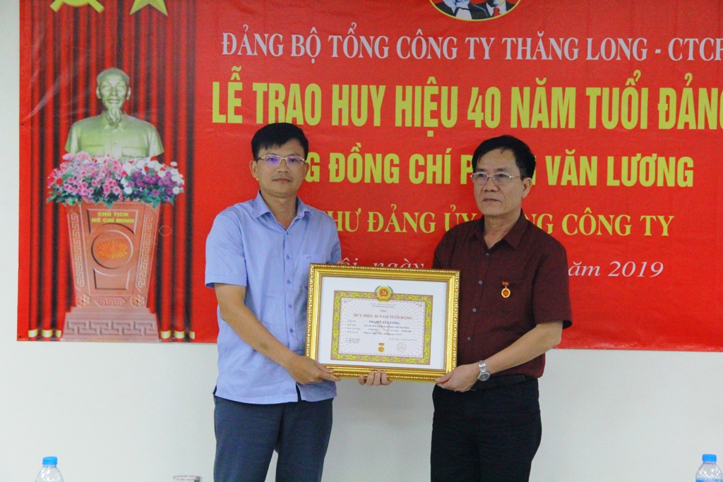 Đảng ủy Tổng công ty Thăng Long-CTCP trao Huy hiệu 40 năm tuổi Đảng cho đồng chí Phạm Văn Lương