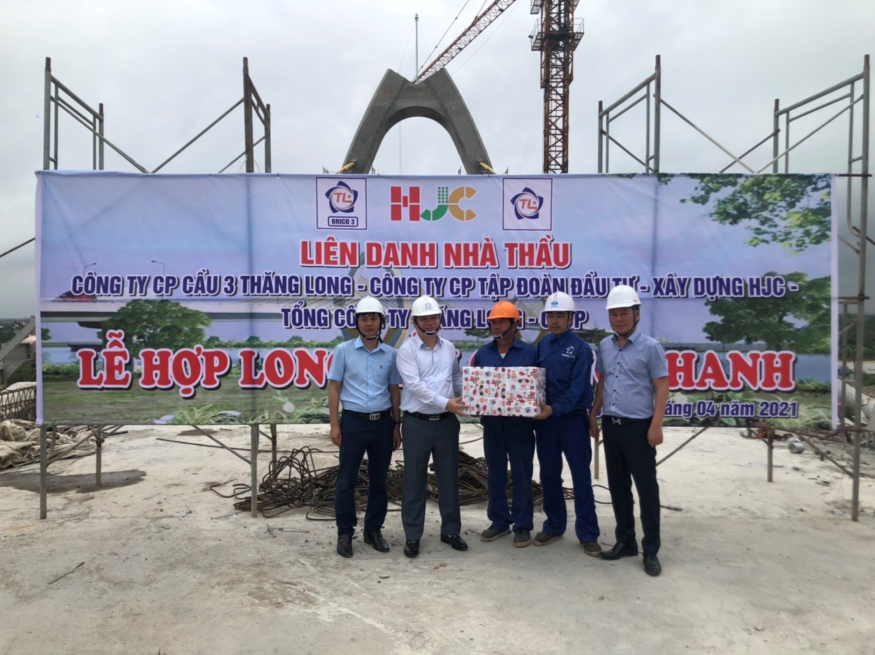 ​ Hợp long nhịp chính Cầu Quang Thanh