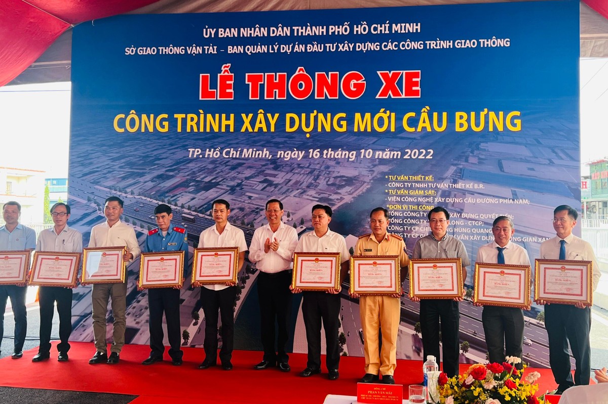 Thông xe công trình cầu Bưng nối quận Tân Phú và Bình Tân