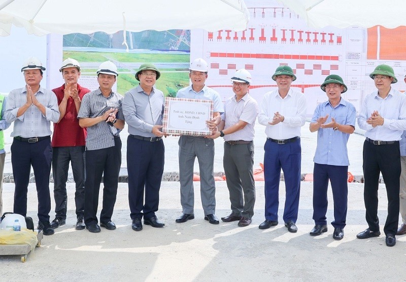 Thường trực tỉnh ủy Nam Định kiểm tra dự án xây dựng cầu Bến Mới