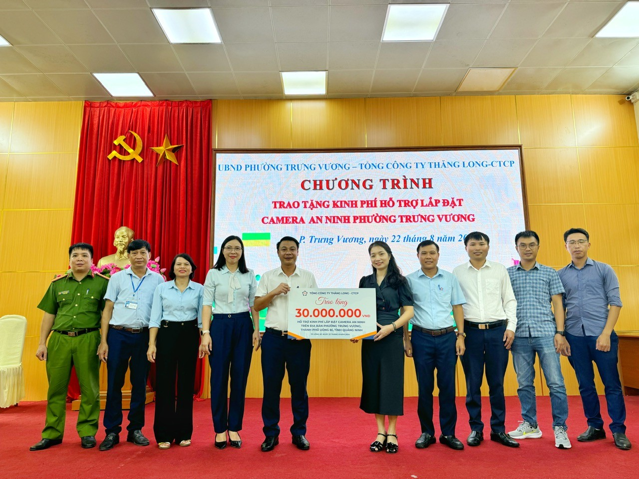 Tổng công ty Thăng Long trao tặng kinh phí lắp đặt camera giám sát tại phường Trưng Vương, thành phố Uông Bí, tỉnh Quảng Ninh