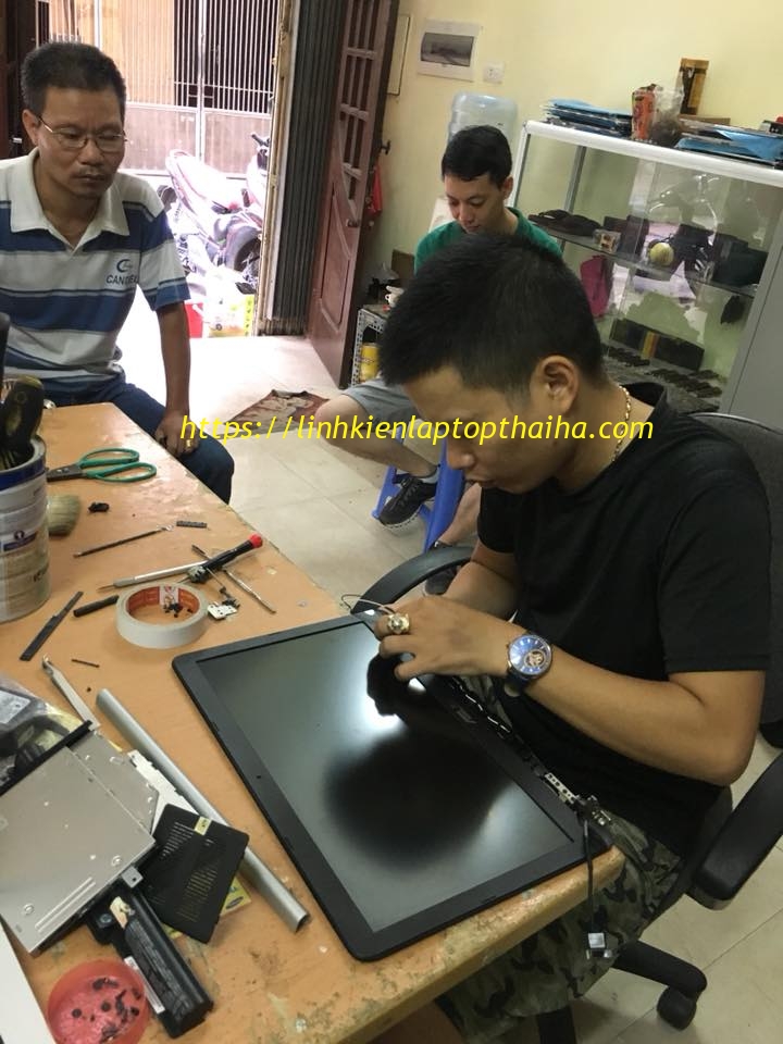 Thay màn hình laptop giá bao nhiêu? địa chỉ thay uy tín?