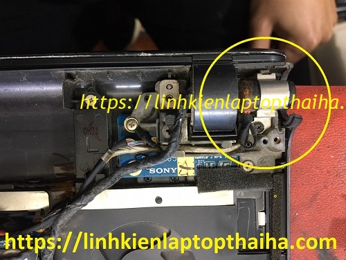 Hướng dẫn cách khắc phục cổng sạc bị lỏng trên laptop.