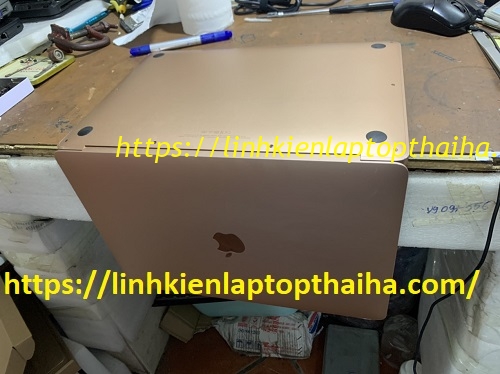 Xử lý đúng cách khi làm đổ nước vào Macbook - Linh kiện laptop Thái Hà