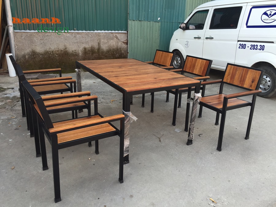 Bàn ghế ngoài trời sắt kết hợp gỗ teak bắc mỹ hoàn thành