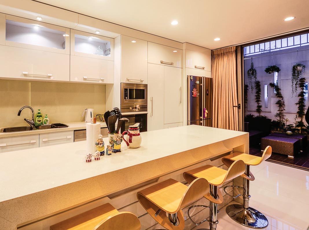 Căn hộ chung cư ít diện tích nên kết hợp quầy bar là chỗ ăn nhẹ, giản tiện và linh hoạt