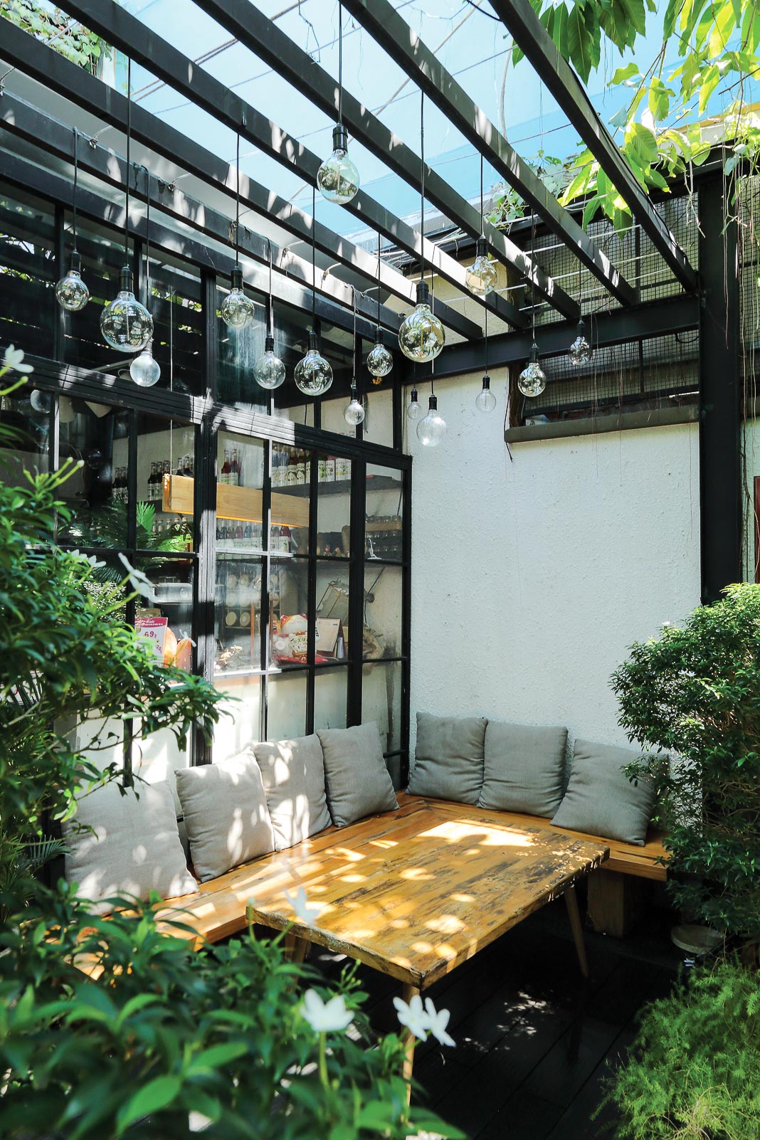 Đưa bàn ăn kề cận giếng trời, sân sau cũng là một cách giảm Hỏa trong nhà ống