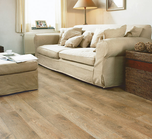 Kết hợp sàn gỗ và nội thất làm rộng căn hộ chung cư 50 m2