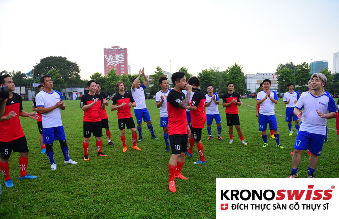 Cầu thủ, ca sĩ đá bóng từ thiện ủng hộ hiệp sĩ đường phố - Ảnh 1.