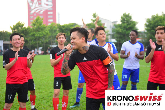 Cầu thủ, ca sĩ đá bóng từ thiện ủng hộ hiệp sĩ đường phố - Ảnh 10.