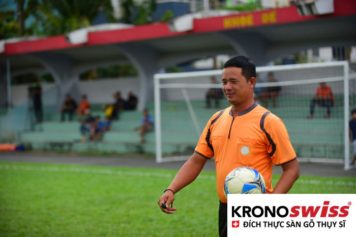 Cầu thủ, ca sĩ đá bóng từ thiện ủng hộ hiệp sĩ đường phố - Ảnh 2.