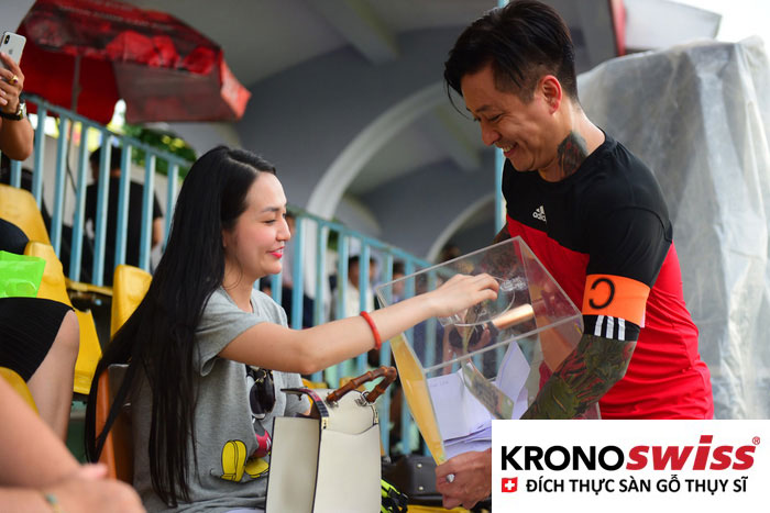 Cầu thủ, ca sĩ đá bóng từ thiện ủng hộ hiệp sĩ đường phố - Ảnh 5.