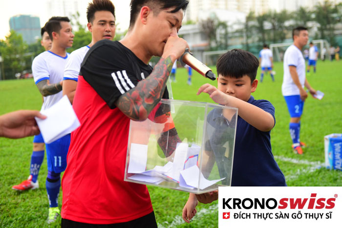 Cầu thủ, ca sĩ đá bóng từ thiện ủng hộ hiệp sĩ đường phố - Ảnh 6.