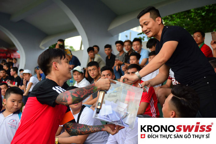 Cầu thủ, ca sĩ đá bóng từ thiện ủng hộ hiệp sĩ đường phố - Ảnh 7.