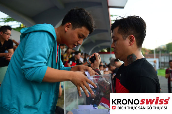 Cầu thủ, ca sĩ đá bóng từ thiện ủng hộ hiệp sĩ đường phố - Ảnh 8.