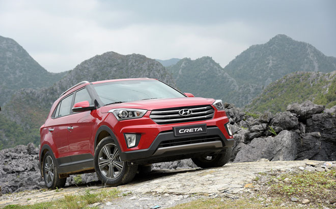 Hyundai Creta có kích thước lỡ cỡ khi nằm giữa đàn anh Tucson và đàn em i20 Active. Trên thị trường châu Á, Creta cạnh tranh trực tiếp với 2 đối thủ cũng đang được người tiêu dùng Việt Nam chờ đợi là Honda HR-V và Mazda CX-3.<br><br>Đáng chú ý là trong khi 2 hãng xe Nhật Bản mới đang rục rịch cho kế hoạch đưa sản phẩm về Việt Nam thì thương hiệu Hàn Quốc đã nhanh hơn một bước. Đây xem ra cũng là quyết định khôn ngoan của Hyundai.