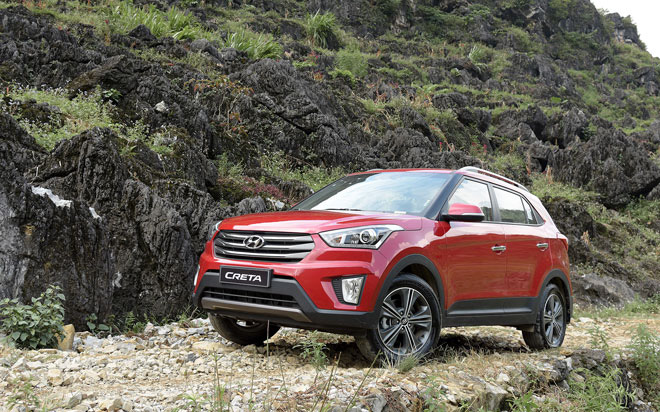 Nằm ở phân khúc urban SUV, “tân binh” đến từ Hàn Quốc có chiều dài 4.270 mm, rộng 1.780 mm và cao 1.665 mm, khoảng sáng gầm xe ở mức 190 mm.<br><br>Có thể thấy rằng Creta chỉ nhỏ hơn Tucson và SantaFe phiên bản 5 chỗ ngồi không đáng kể. Điều này ít nhiều dẫn đến cảm giác nhầm lẫn về phân khúc cạnh tranh ngay giữa 3 mẫu xe đồng thương hiệu. Tuy nhiên, Hyundai đã tạo nên sự khác biệt cho Creta ngay từ cảm quan chung đối với thiết kế ngoại thất.<br>