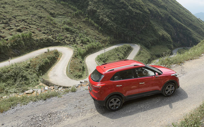 Nhỏ hơn song so với các đàn anh, Creta lại sở hữu thiết kế ngoại thất có phần khoẻ khoăn và cơ bắp hơn với phần trước, lưới cản nhiệt hình lục giác và cản trước lớn kết hợp với dải đèn LED chạy ban ngày. Đèn sương mù dựng dọc kiểu mới khác hẳn với SantaFe và Tucson, cụm đèn hậu vuốt gọn thời trang. Trụ A và trụ B đen bóng cùng giá để đồ trên cao.