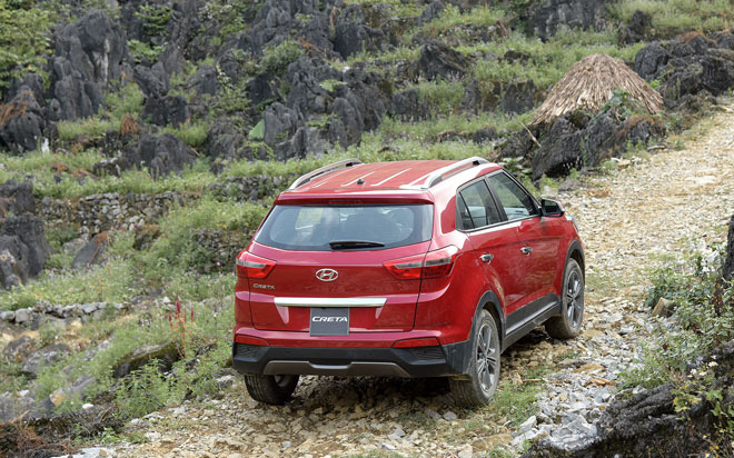 Xe trang bị đèn pha projector cho cả chế độ chiếu gần và chiếu xa tích hợp chức năng tự động mở rộng góc chiếu khi vào cua. Đèn phanh trên cao dạng LED, tay nắm cửa mạ Chrome, gương chiếu hậu chỉnh điện tích hợp đèn báo rẽ và có chức năng sấy. Vành hợp kim 17 inch trang bị tiêu chuẩn.