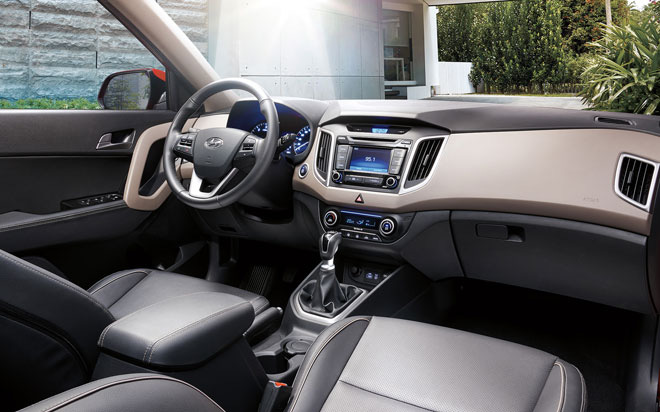 Khoang nội thất Creta ít chau chuốt và bóng bẩy, cầu kỳ hơn so với một số mẫu xe mới của Hyundai. Tuy nhiên, chất liệu và phong cách thiết kế cũng không vì thế rơi vào trạng thái nhạt nhẽo.<br><br>Xe được trang bị ghế ngồi bọc da với công nghệ kháng khuẩn, chống bụi bẩn trong quá trình sử dụng lâu dài. Các chi tiết da cũng xuất hiện kết hợp cùng chất liệu nhựa cao cấp trong ca-bin. Bảng táp-lô nổi bật với màn hình cảm ứng 5 inch điều khiển đa chức năng nằm ở vị trí trung tâm tích hợp camera lùi. Hệ thống giải trí 6 loa hỗ trợ các chức năng nghe CD, mp3 và qua các cổng kết nối thiết bị ngoại vi USB, Aux và bluetooth.<br>