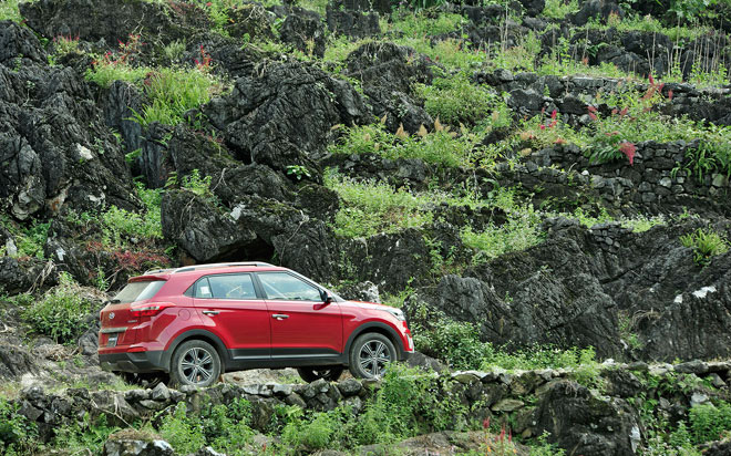 Creta có sức mạnh vừa đủ, không thừa thãi cũng không yếu ớt. Phiên bản khối động cơ xăng Gamma II dung tích 1.6 lít phun xăng đa điểm chế tạo từ hợp kim nhôm khối lượng nhẹ có công suất cực đại 123 mã lực tại tốc độ tua máy 6.300 vòng/phút, mô-men xoắn cực đại 151 Nm tại tốc độ tua máy 4.850 vòng/phút.<br><br>Phiên bản động cơ diesel U2 phun nhiên liệu trực tiếp CRDi kết hợp turbo điều khiển cánh biến thiên VGT dung tích 1.6 lít có công suất cực đại 128 mã lực tại 4.000 vòng/phút, mô-men xoắn cực đại 260 Nm tại dải tua máy 1.900 - 2.750 vòng/phút.<br><br>Cả 2 phiên bản động cơ đều trang bị hộp số tự động 6 cấp.<br>