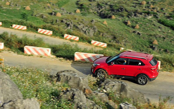 Các trang bị an toàn khá đầy đủ với hệ thống chống bó cứng phanh (ABS), hỗ trợ phanh khẩn cấp (BA), phân phối lực phanh điện tử (EBD), cân bằng điện tử (ESC), khởi hành ngang dốc (HAC) và hệ thống 6 túi khí an toàn.<br><br>Creta hiện đang được Hyundai Thành Công phân phối với mức giá bán lẻ từ 806 triệu đồng. Xe có 5 màu tùy chọn là trắng, bạc, nâu, đỏ và đen.<br>