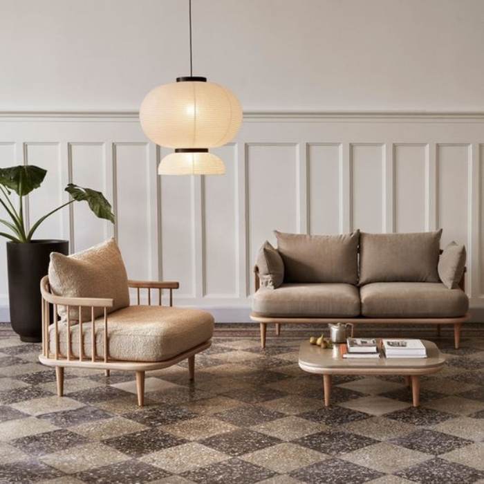 Sự kết hợp độc đáo giữa bàn và ghế khiến cho không gian phòng khách trở nên ấm cúng