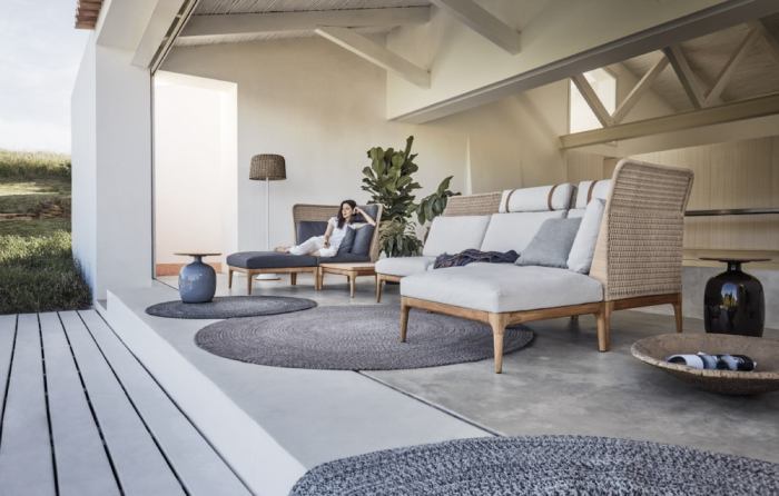 Tựa lưng nan gỗ được đan thủ công khít lại với nhau