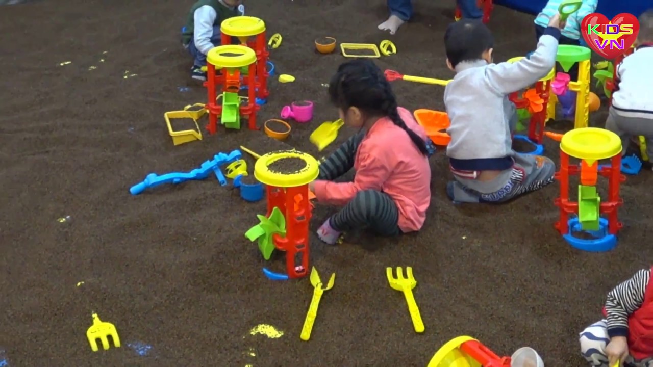 Xúc cát hạt muồng luôn là trò chơi thu hút các em nhỏ