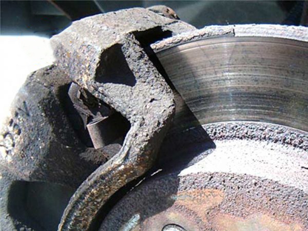 Má phanh ô tô nhanh mòn gây mất an toàn khi chạy xe - Nguyên nhân do đâu?