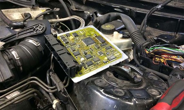 Sự tăng/giảm của điện áp truyền đến ECU quyết định hoạt động làm mát động cơ