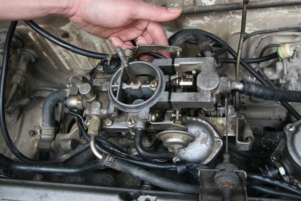 Tiến hành vệ sinh bộ chế hòa khí và các vị trí xung quanh