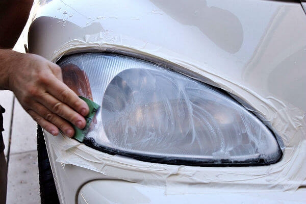 Giấy nhám giúp cải thiện các vết trầy xước trên chóa đèn