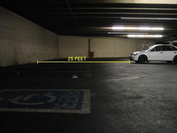 Khoảng cách giữa xe với tường khoảng 5 - 7m