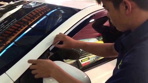 Đánh dấu vị trí lắp gương chiếu hậu ô tô