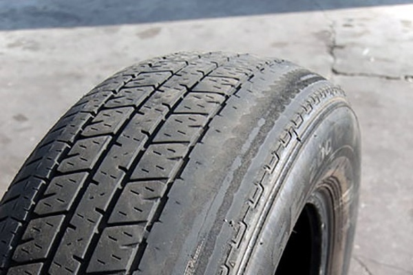 Lốp xe ô tô bị mòn lệch một bên